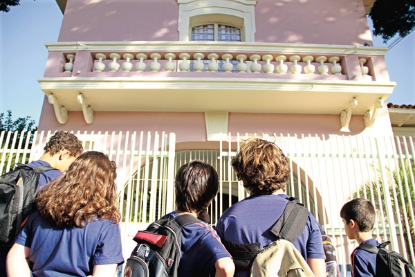 Estudantes observam fachada da escola ‘Caetano Petráglia’: ‘parece escola particular’